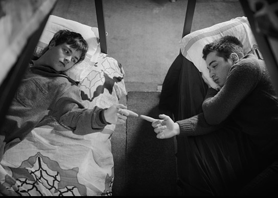 Doğa Karakaş, Can Bartu Arslan (v.l.n.r.) in "Yurt" (2023)