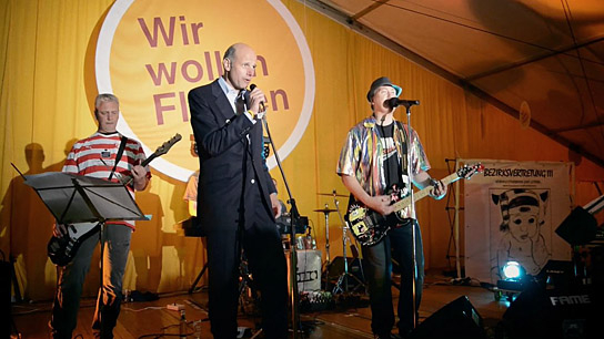 "Der Unternehmer, das Dorf und die Künstler" (2024)