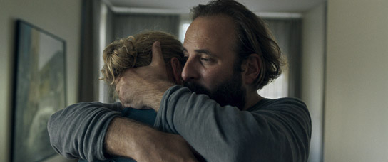 Nina Hoss, Vincent Macaigne (v.l.n.r.) in "Zikaden" (2025)