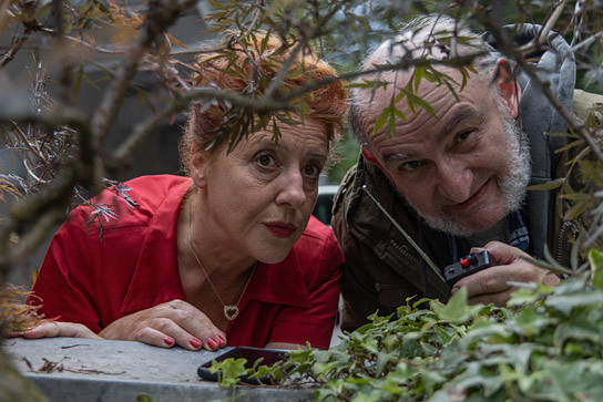 Luise Kinseher, Sigi Zimmerschied (v.l.n.r.) in "Karli & Marie" (2025)