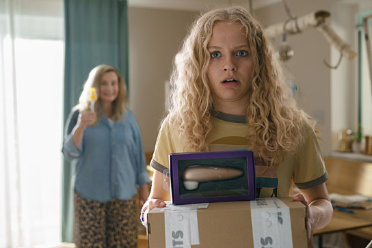 Kya-Celina Barucki (vorne) in "Mädchen Mädchen" (2025)