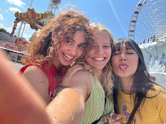 Julia Novohradsky, Kya-Celina Barucki, Nhung Hong (v.l.n.r.) in "Mädchen Mädchen" (2025)