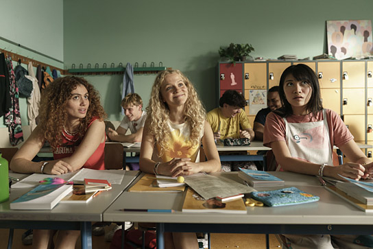 Julia Novohradsky, Kya-Celina Barucki, Nhung Hong (vorne v.l.n.r.) in "Mädchen Mädchen" (2025)
