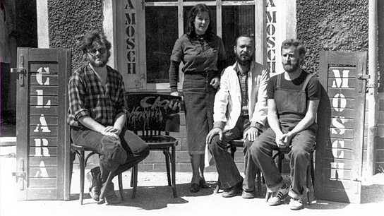 Gruppenfoto vor der Clara Mosch Produzentengalerie, kurz vor der Eröffnung 1977 (ohne Carlfriedrich Claus). ("Go Clara Go: die Kunst des kreativen Widerstands", 2025)