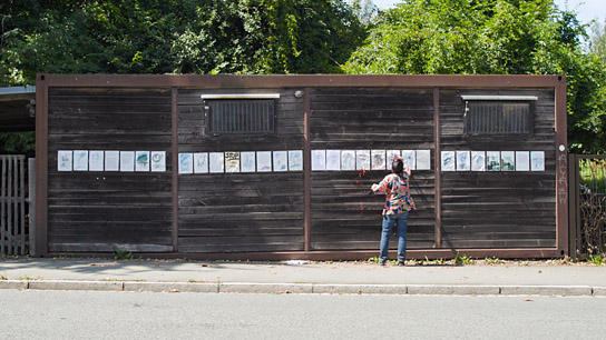 Dagmar Ranft-Schinkes Pop-up-Freiluftlichtgalerie in Adelsberg, unweit der ehemaligen Mosch-Galerie in "Go Clara Go: die Kunst des kreativen Widerstands" (2025)