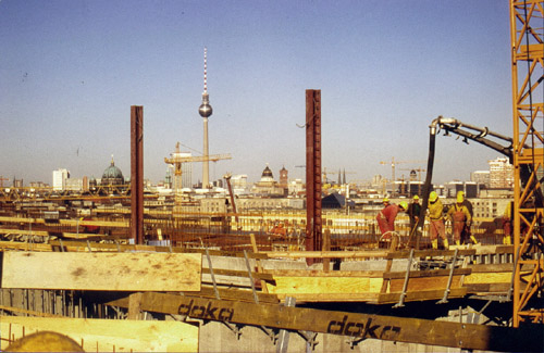 "Der Platz" (1997)
