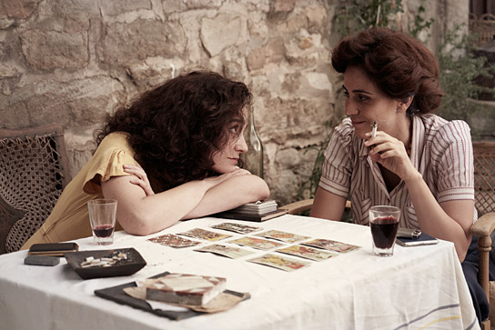 Olivia Vinall, Cassandra Ciangherotti (v.l.n.r.) in "Leonora im Morgenlicht" (2025)