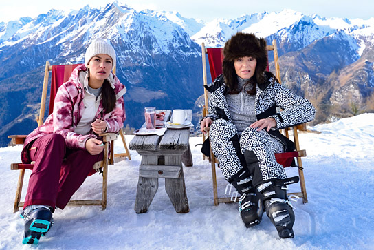 Janina Uhse, Iris Berben (v.l.n.r.) in "Der Spitzname" (2024)