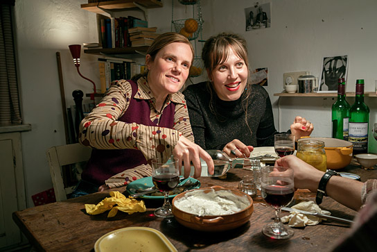 Fritzi Haberlandt, Meret Engelhardt (v.l.n.r.) in "Wilma will mehr" (2025)
