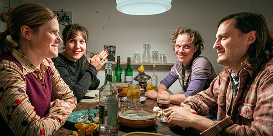 Fritzi Haberlandt, Meret Engelhardt, Simon Steinhorst, Valentin Postlmayr (v.l.n.r.) in "Wilma will mehr" (2025)