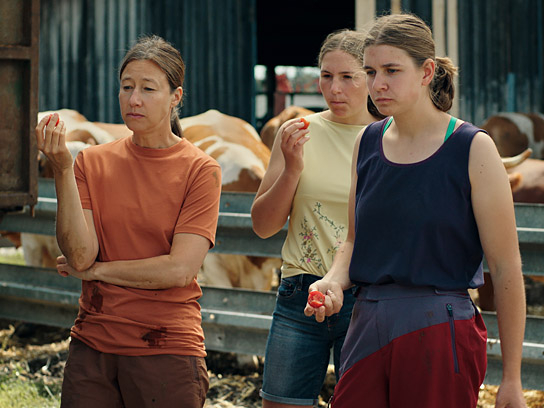 Johanna Wokalek (links), Karolin Nothacker (rechts) in "Milch ins Feuer" (2024)