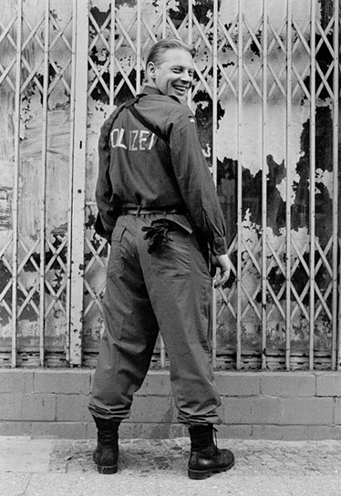 Ben Becker (als Polizist) in "Sid & Nancy - Ex & Pop" (1996)