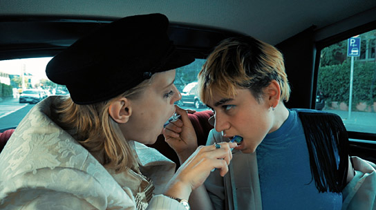 Johanna Engel, Maxence Leveugle (v.l.n.r.) in "Tangorabatt" (2024)