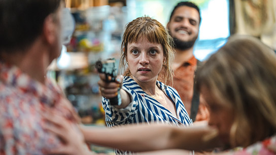 Jella Haase (Mitte), Yasin El Harrouk (hinten), Jule Böwe (rechts) in "#SchwarzeSchafe" (2025)