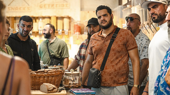 Yasin El Harrouk (4.v.r.) in "#SchwarzeSchafe" (2025)
