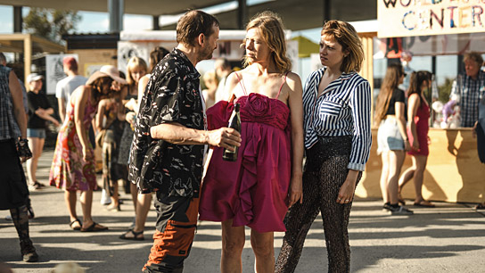 Milan Peschel, Jule Böwe, Jella Haase (vorne v.l.n.r.) in "#SchwarzeSchafe" (2025)