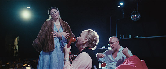 Renata Scotto (Mitte) in "Primadonna or Nothing" (2025)