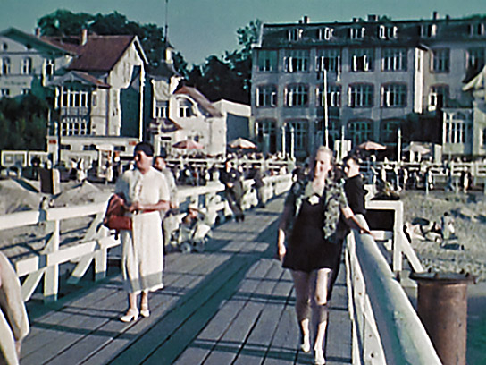 Auf dem Seesteg des Seebades Cranz an der Samlandküste. Aus einem 8mm Farbfilm einer Familie aus Essen/Ruhr auf Besuch in der alten Heimat, 1937 ("Ostpreußen - Entschwundene Welt", 2025)