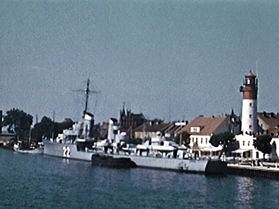 Blick von einem Schiff des Seedienst Ostpreußen auf den Hafen von Pillau, 1937. Aus einem 8mm Farbfilm einer Familie aus Essen/Ruhr auf Besuch in der alten Heimat. ("Ostpreußen - Entschwundene Welt", 2025)