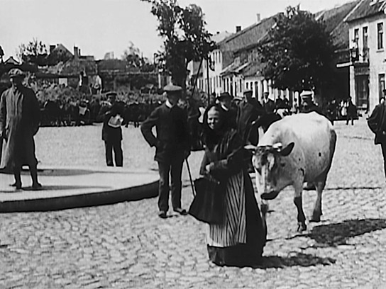 Markt in den Ruinen der Kreisstadt Neidenburg im südlichen Masuren, Mai 1915. Aus einem 35mm Film des US-Journalisten  Wilbur Henry Durborough. ("Ostpreußen - Entschwundene Welt", 2025)