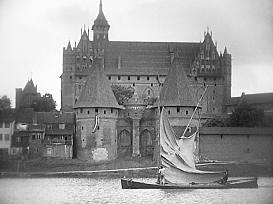 Die Marienburg, vom westlichen Nogat-Ufer aus gesehen, im Juli 1920. Burg und Stadt Marienburg kamen nach einer Abstimmung für den Verbleib bei Deutschland in diesem Jahr an die Provinz Ostpreußen. ("Ostpreußen - Entschwundene Welt", 2025)