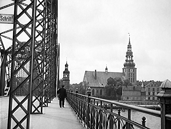 Tilsit mit Deutscher Kirche am westlichen Memelufer. In der Mitte der Brücke verlief die Grenze nach Litauen. Aus einem Film 'Die Insel Ostpreußen' des Königsberger Regisseurs Paul Lange, 1928 für die Deutsche Reichsbahn gedreht. ("Ostpreußen - Entschwundene Welt", 2025)