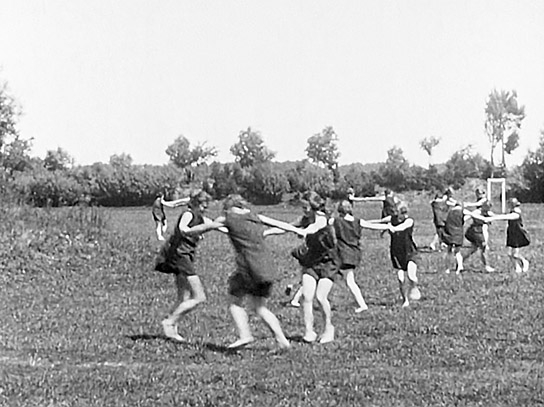 Ostpreußen war ein Zentrum der Lebensreformbewegung, zu der auch die Wandervögel gehörten. Junge Frauen in Tapiau versuchen sich in einem Film der Königsberger Filmemacherin Erika Puchstein in ekstatischen Leibesübungen. ("Ostpreußen - Entschwundene Welt", 2025)