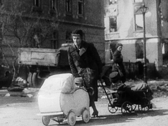 Zivilisten in Königsberg nach der Eroberung, 11. April 1945; aus einem Film von Kameramännern der Roten Armee ("Ostpreußen - Entschwundene Welt", 2025)