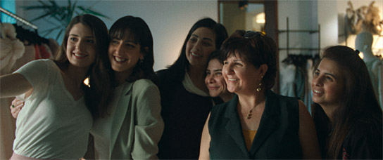 Wafaa Aoun (2.v.r.) in "Happy Holidays" (2024)