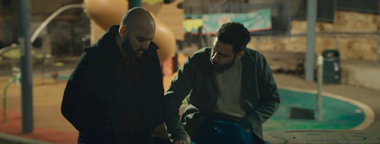 Toufic Danial, Meirav Memoresky (v.l.n.r.) in "Happy Holidays" (2024)