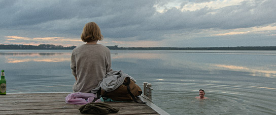 Janina Lutter (links) in "Brennnesselbad" (2022)