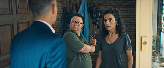 Christoph Maria Herbst, Nico Randel, Sesede Terziyan (v.l.n.r.) in "Ganzer halber Bruder" (2025)