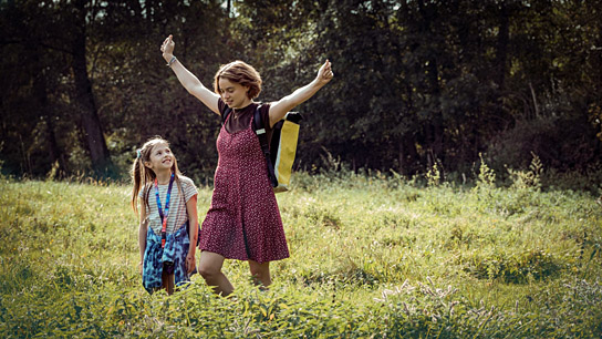Zoë Baier, Luna Wedler (v.l.n.r.) in "22 Bahnen" (2025)