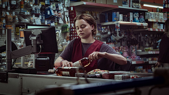 Luna Wedler in "22 Bahnen" (2025)
