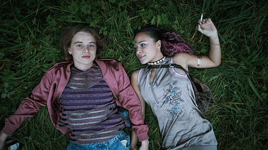 Luna Wedler, Zoe Fürmann (v.l.n.r.) in "22 Bahnen" (2025)