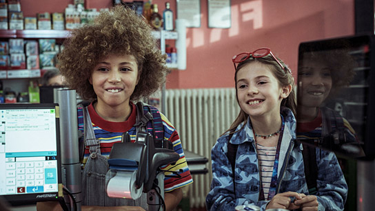 Atabey Chiriac, Zoë Baier (v.l.n.r.) in "22 Bahnen" (2025)