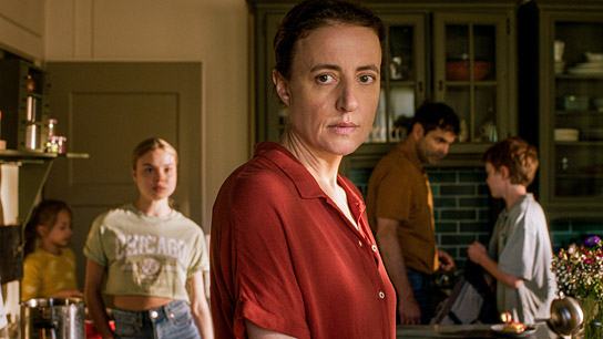 Stephanie Greco, Lea Zoe Voss, Maren Eggert, Andreas Döhler, Ilja Bultmann (v.l.n.r.) in "Der Spatz im Kamin" (2024)