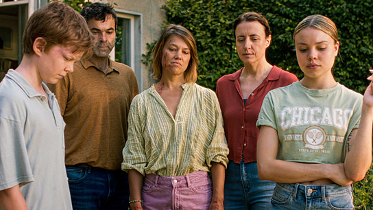 Ilja Bultmann, Andreas Döhler, Britta Hammelstein, Maren Eggert, Lea Zoe Voss (v.l.n.r.) in "Der Spatz im Kamin" (2024)
