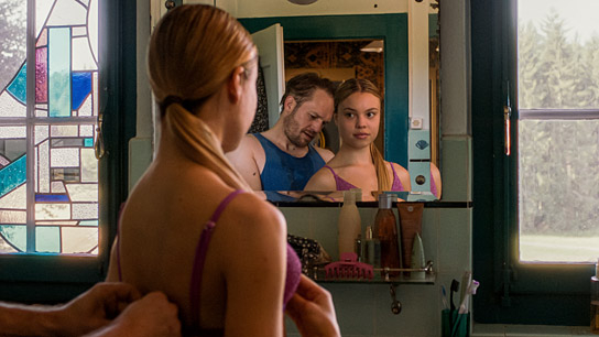 Milian Zerzawy, Lea Zoe Voss (im Spiegel v.l.n.r.) in "Der Spatz im Kamin" (2024)