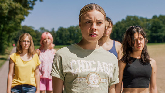 Lea Zoe Voss (vorne) in "Der Spatz im Kamin" (2024)