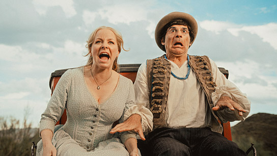 Jasmin Schwiers, Rick Kavanian (v.l.n.r.) in "Das Kanu des Manitu" (2025)