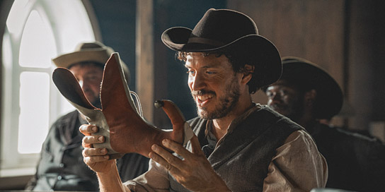 Tobias van Dieken (vorne) in "Das Kanu des Manitu" (2025)