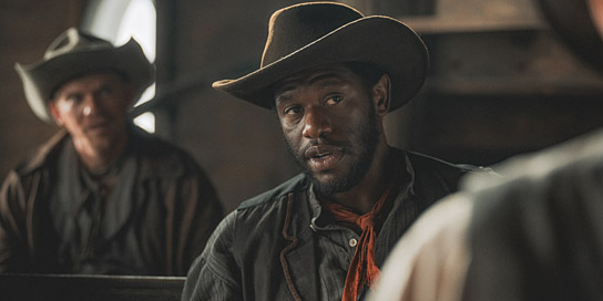 Akeem van Flodrop (vorne) in "Das Kanu des Manitu" (2025)