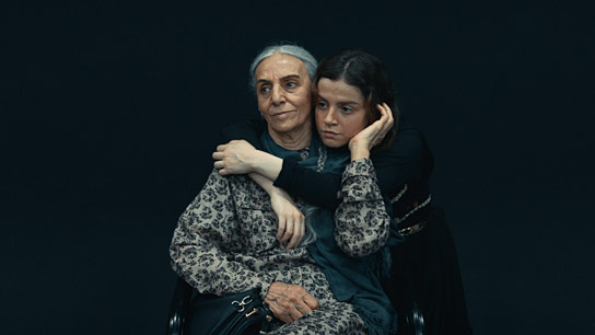 Maryam Bobani, Ghazal Shojaei (v.l.n.r.) in "The Witness" (2024)