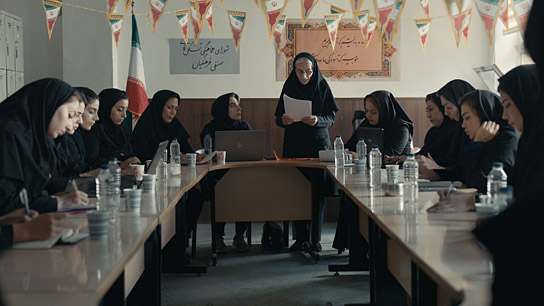 Maryam Boubani (Mitte) in "The Witness" (2024)