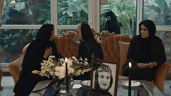 Maryam Boubani (Mitte) in "The Witness" (2024)