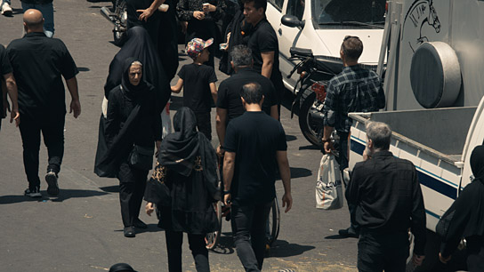 Maryam Boubani (von vorne) in "The Witness" (2024)
