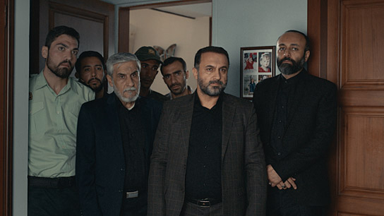 Abbas Imani (3.v.r.), Nader Naderpour (rechts) in "The Witness" (2024)