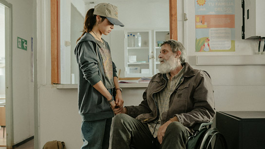 Katalina Sánchez, Francisco Melo (v.l.n.r.) in "Bitter Gold" (2024)