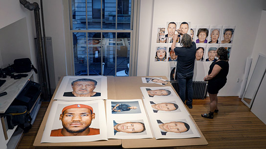 Martin Schoeller (links) in "We All Bleed Red" (2024)